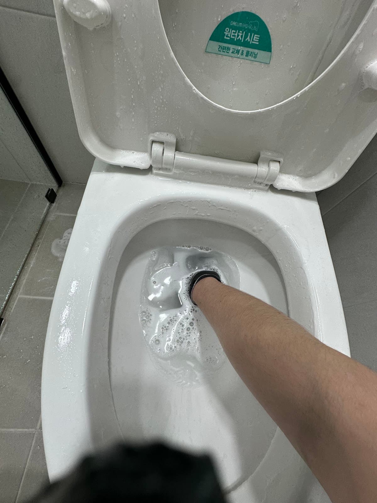 성수동 입주청소 변기내부 작업 사진 2